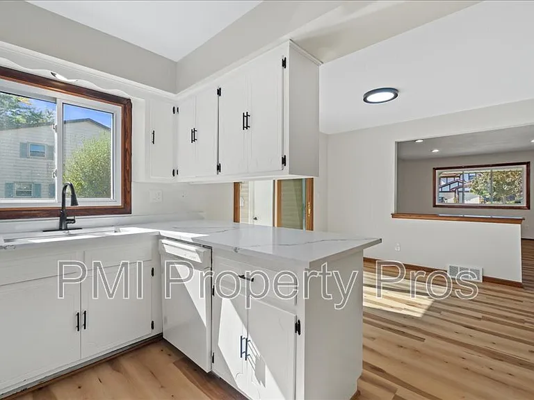 8148 S 88th St — Photo 10