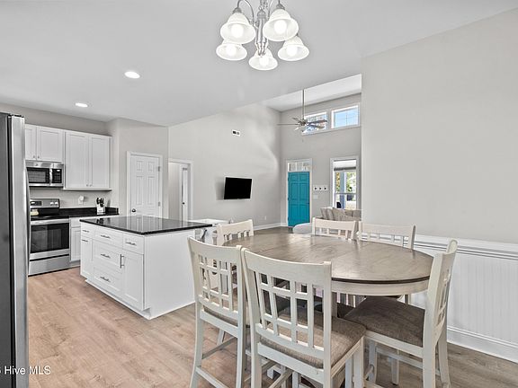 4th image of 1400 Gracies Way NE