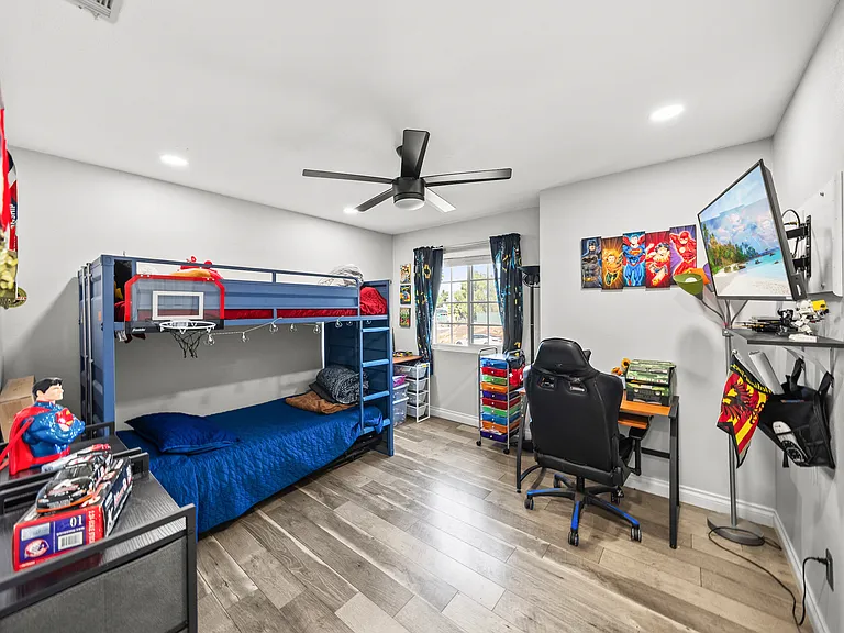 21699 Banner St — Photo 11