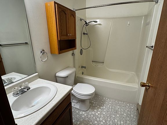 4th image of 833 Bridgewater Ave #8