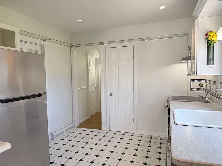 29 Allen St #1 — Photo 3