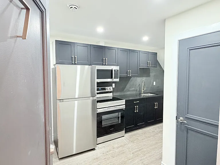 691 Ouellette Ave #7 — Photo 1