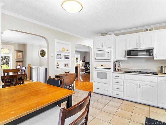 4th image of 230 Case St