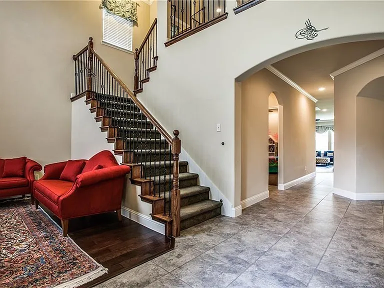 300 Rugby Ln — Photo 4