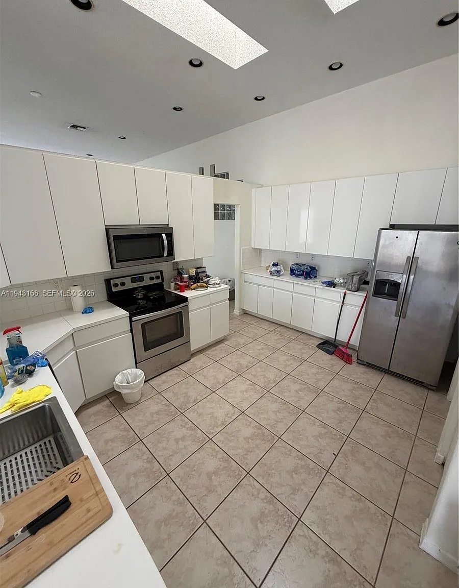 4 bed, 2438 sqft, $4,200 — Photo 2