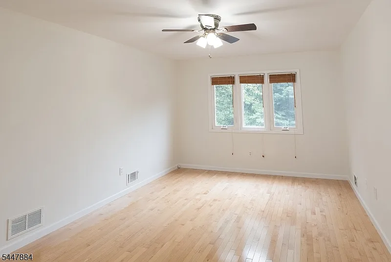 3 bed, 1.5 bath, 1800 sqft, $3,700 — Photo 2