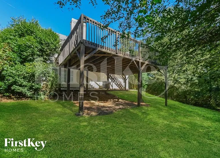 194 Rochester Ct — Photo 15