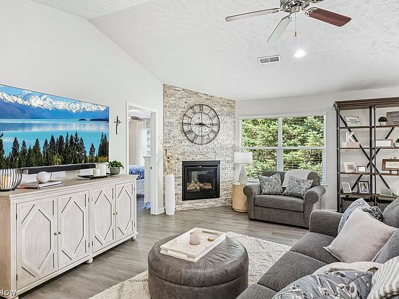3rd image of 323 Lake Breeze Cv