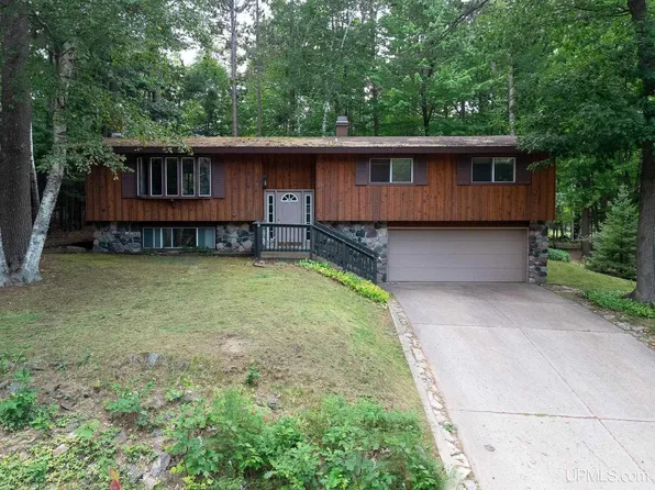 59 Elder Dr, Marquette, MI 49855
