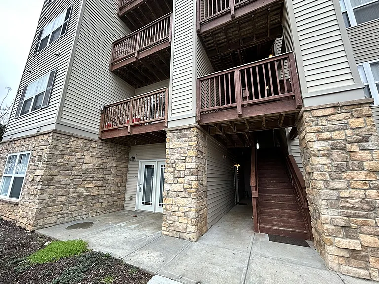 1601 Harts Ridge Dr — Photo 2
