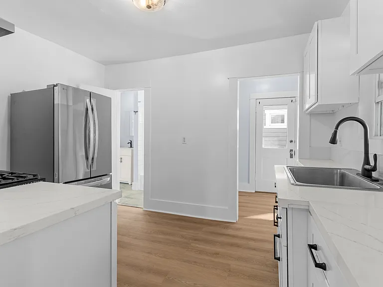 1071 Laguna Ave #1071 — Photo 9