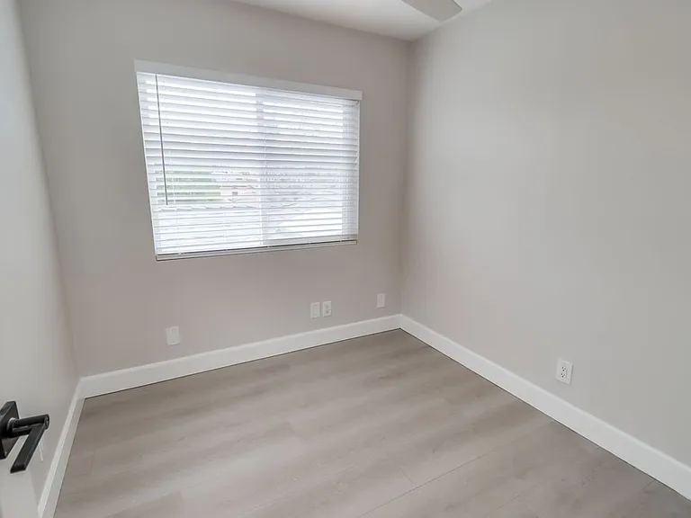 4138 Lois St #B — Photo 20