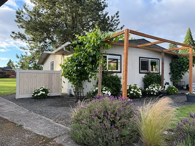 608 Lancaster Dr SE — Photo 3