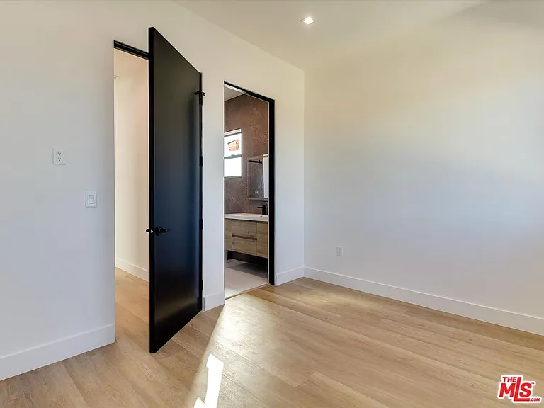 2817 1/2 S Redondo Blvd — Photo 19