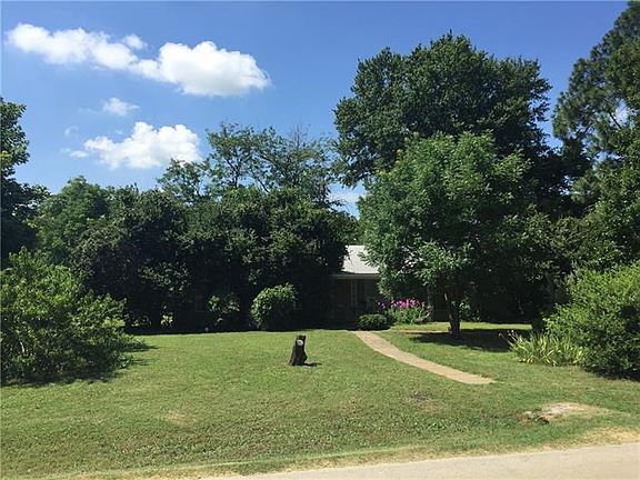 2nd image of 201 W Pecan St