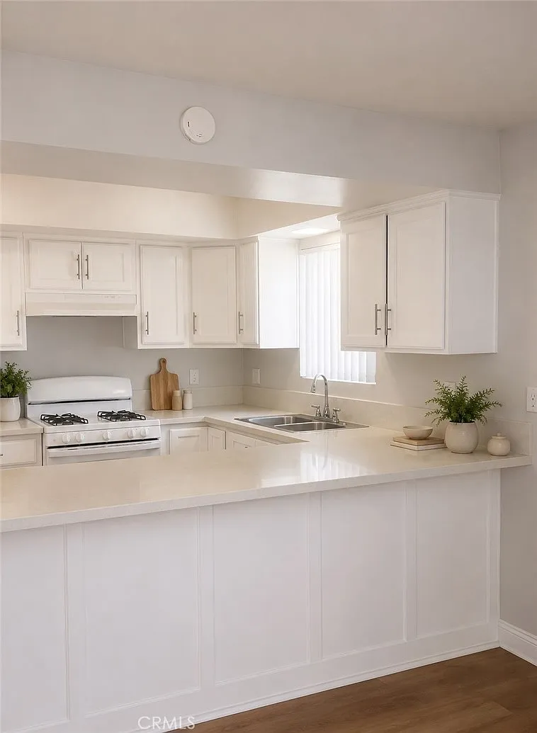 3 bed, 1100 sqft, $3,195 — Photo 2