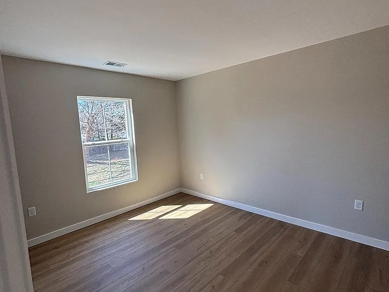 129 Evans St — Photo 32