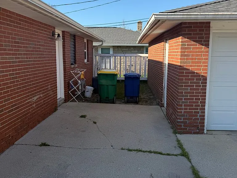 845-847 Abrams St — Photo 12