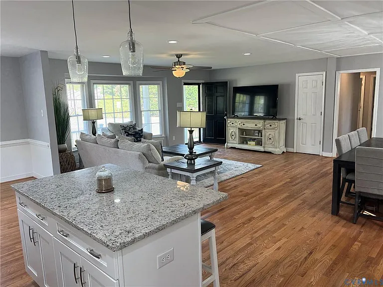 2200 Lauderdale Dr — Photo 5