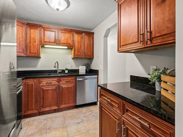 7 Gibbs St APT 4, Worcester, MA 01607