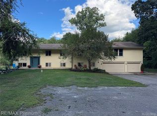 2805 Harmony Ln, Milford, MI 48380