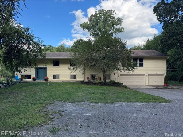 2805 Harmony Ln, Milford, MI 48380