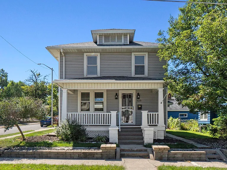 828 Forest Ave — Photo 2