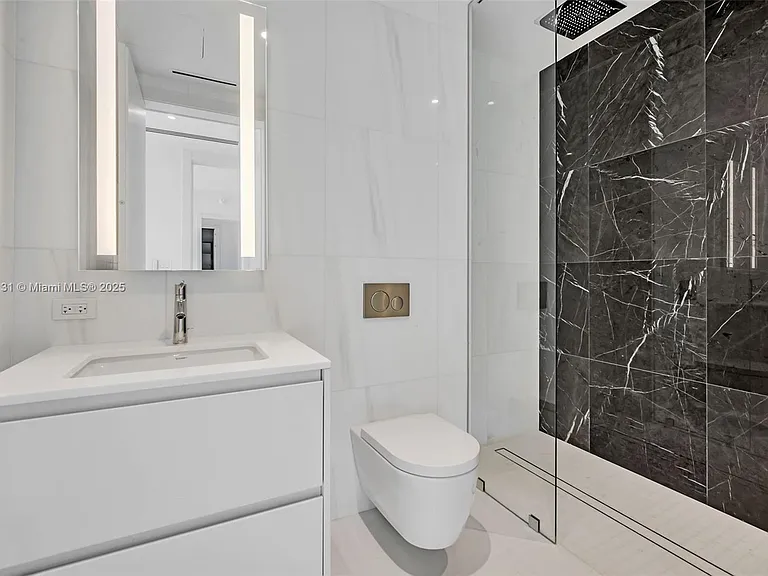 300 Biscayne Blvd #3809 — Photo 11