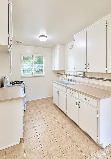 3 bed, 994 sqft, $3,795 — Photo 2