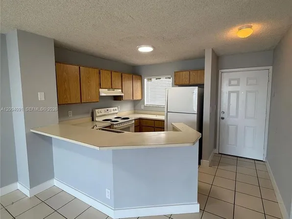 8710 N Sherman Cir APT 305, Hollywood, FL 33025
