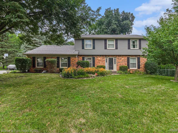 5010 Parview Dr, Clarkston, MI 48346