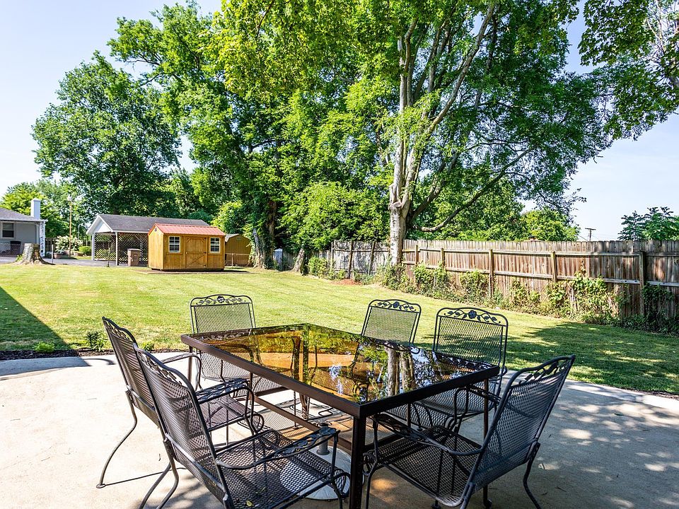 Great backyard space! This patio is perfect for entertaining.