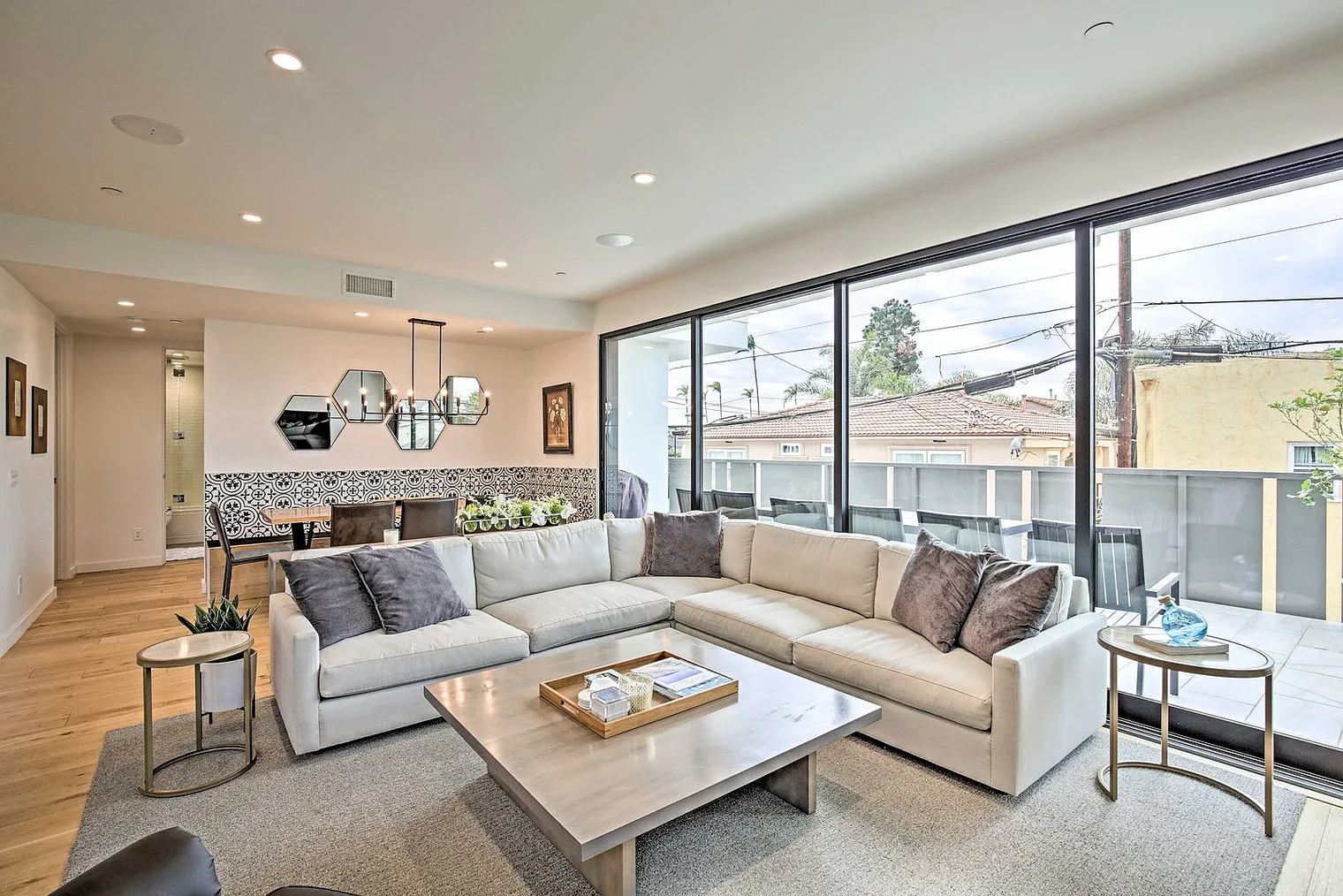 3 bed, 3.0 bath, 1657 sqft, $6,806 — Photo 2