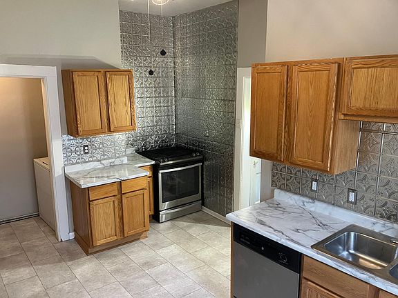 kitchen with 10' ceilings