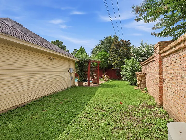 2114 Gentryside Dr — Photo 35