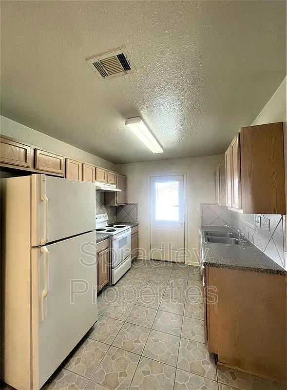 3 bed, 2.0 bath, 1332 sqft, $1,250 — Photo 3
