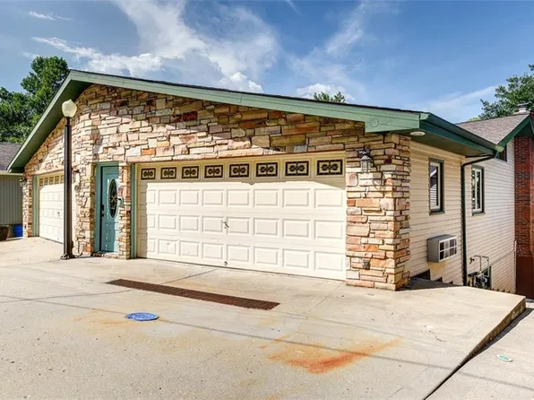 561 NW North Shore Dr, Lake Waukomis, MO 64151