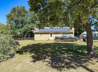 693 E 1450th Rd, Lawrence, KS 66046