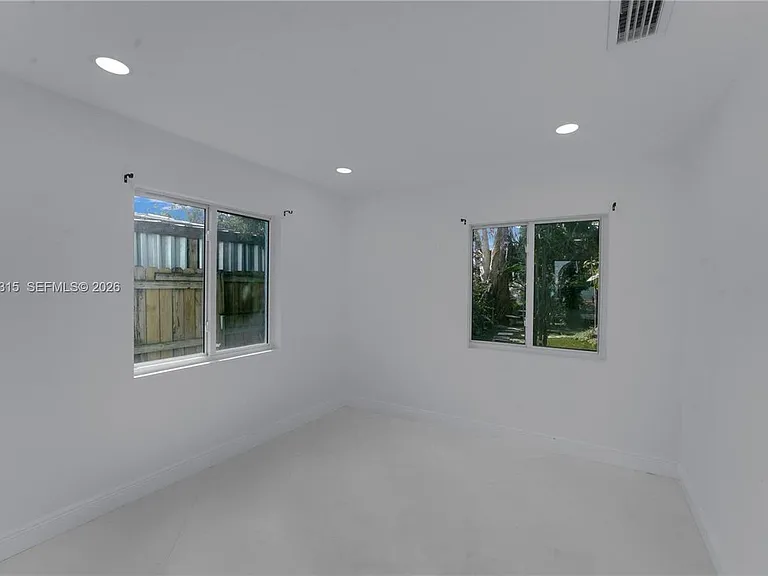 1137 SW 8th Ave — Photo 10