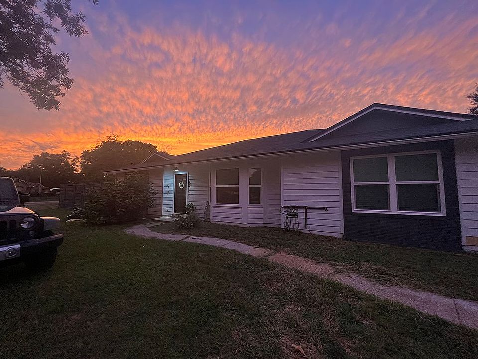 1st image of 2411 Leafdale Cir S