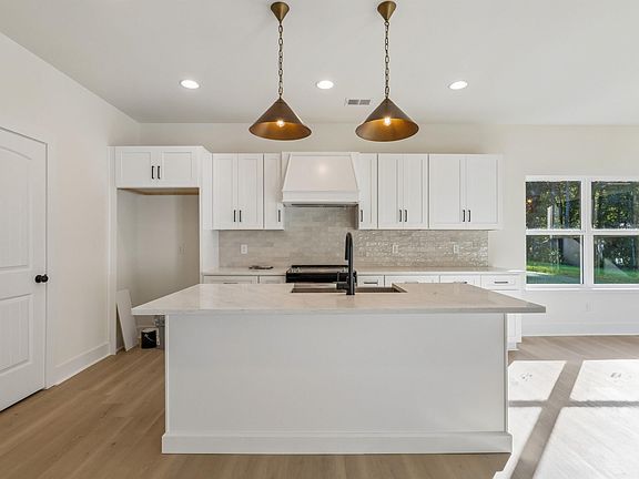 4th image of 492 Blackberry Blvd
