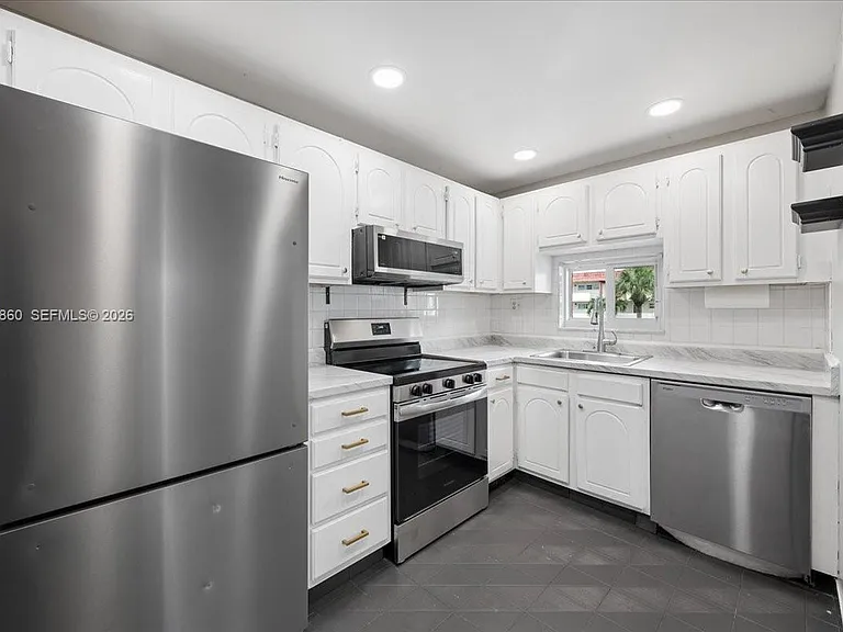 800 S Hollybrook Dr #205 — Photo 3
