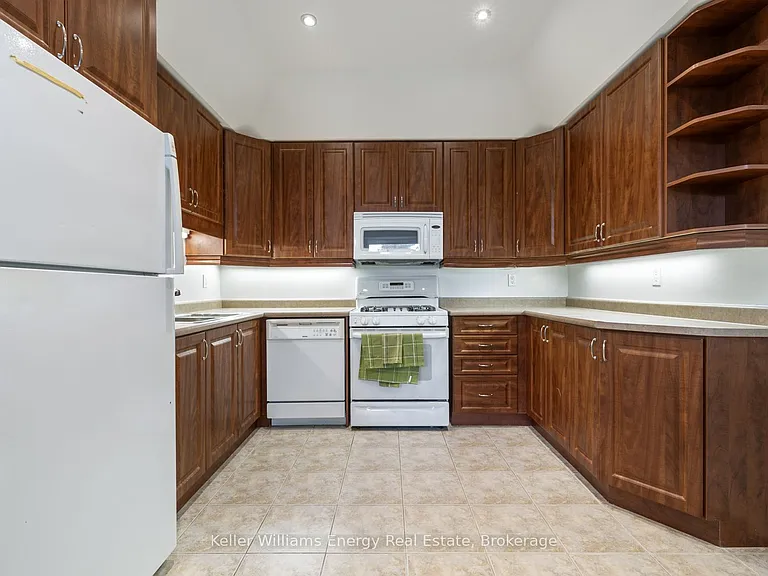 566 Dean Ave #LOWER — Photo 11