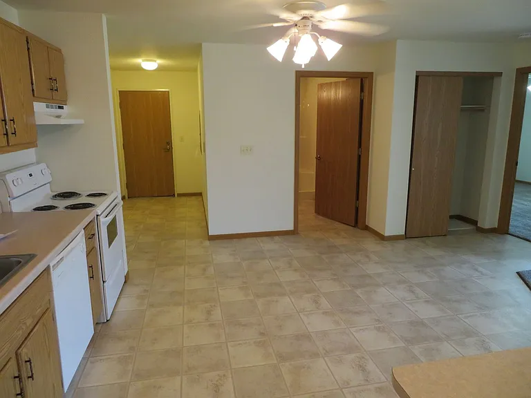 606 W State St — Photo 4