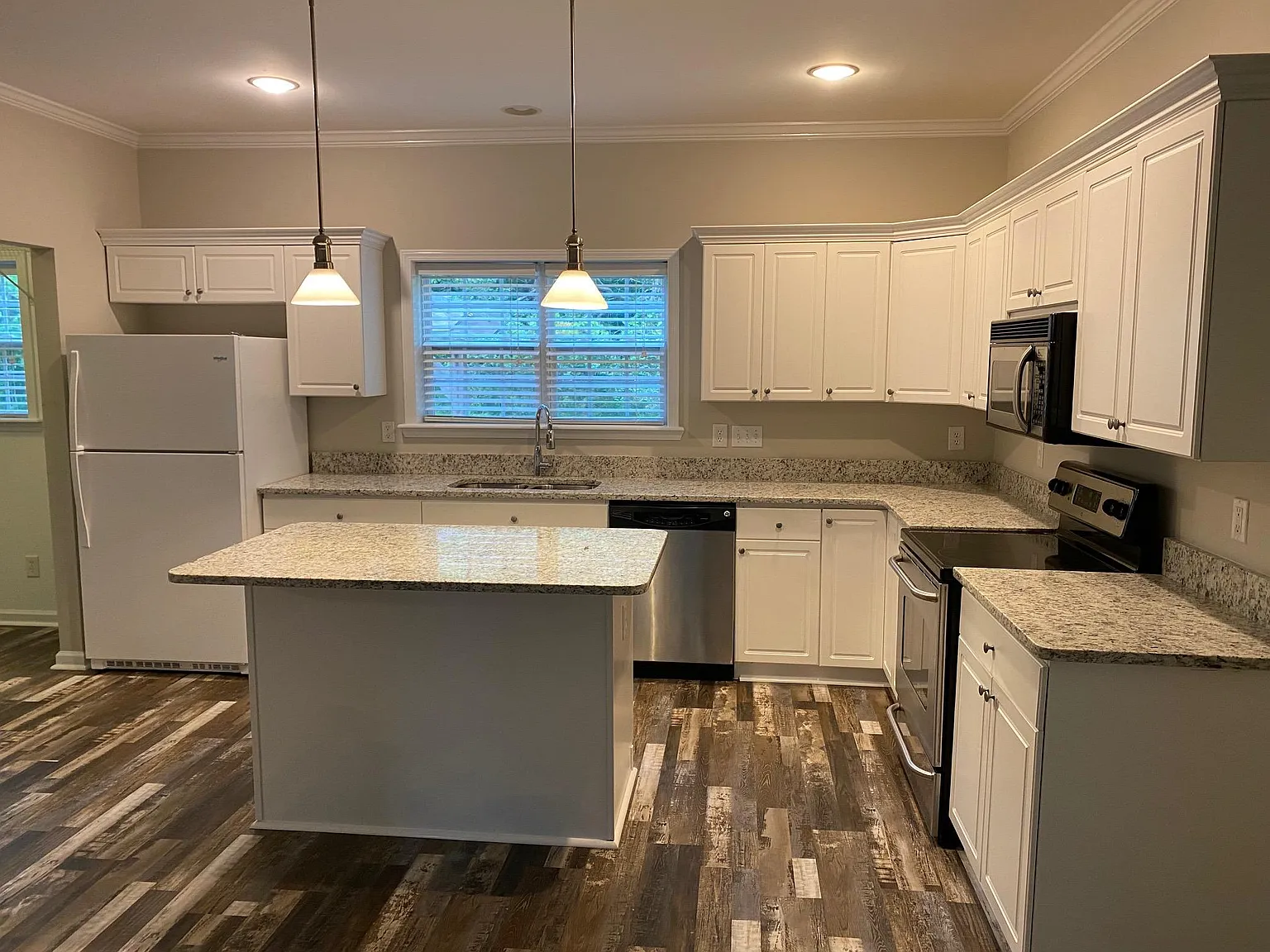 3 bed, 1798 sqft, $2,500 — Photo 4