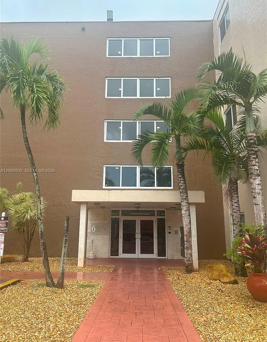 Coral Gate East Condo — Photo 1