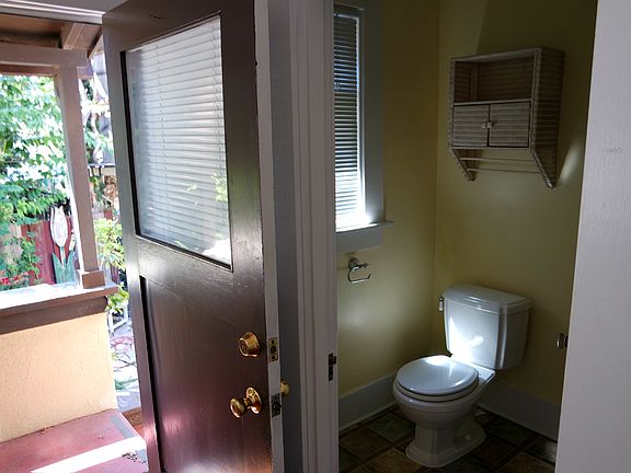 studio's full size bathroom 