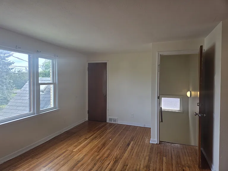 1553 Whitney Ave — Photo 5