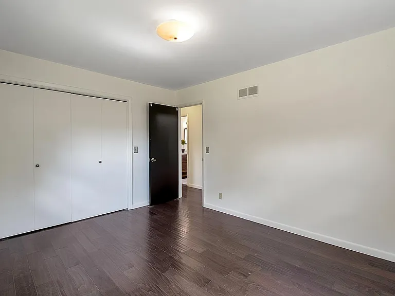 1401 N Stratford Ln — Photo 2