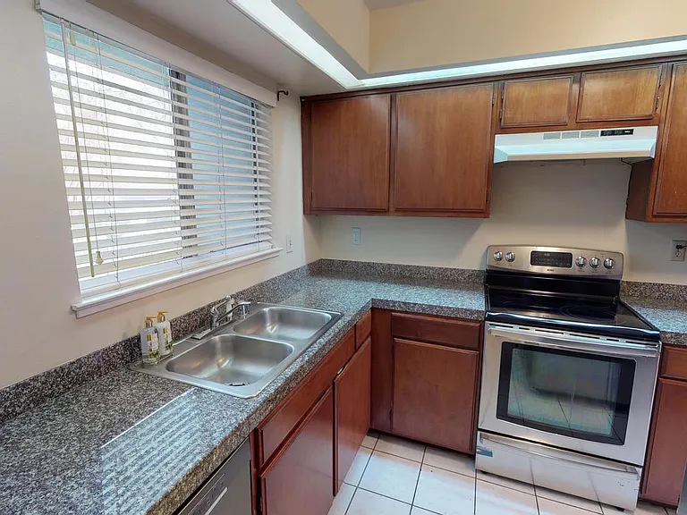 702 Cassia St — Photo 4